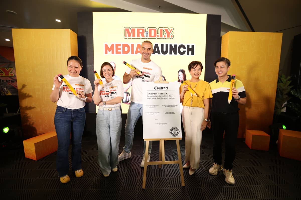 Team Kramer together with MR.DIY Executives, CEO Ms. Roselle Andaya (2nd from right), and Deputy Head of Marketing Mr. Charles Salecina (Far Right).